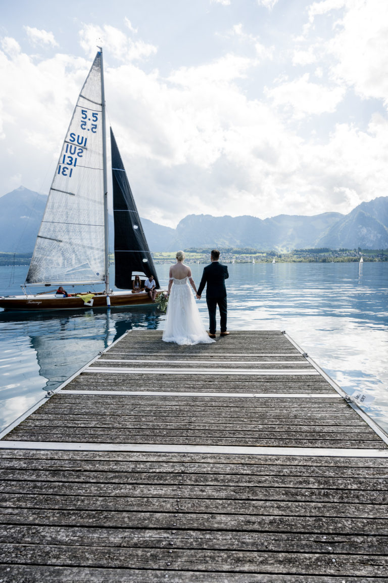Hochzeitsfotograf Thunersee mit Bergen im hintergrund 768x1152